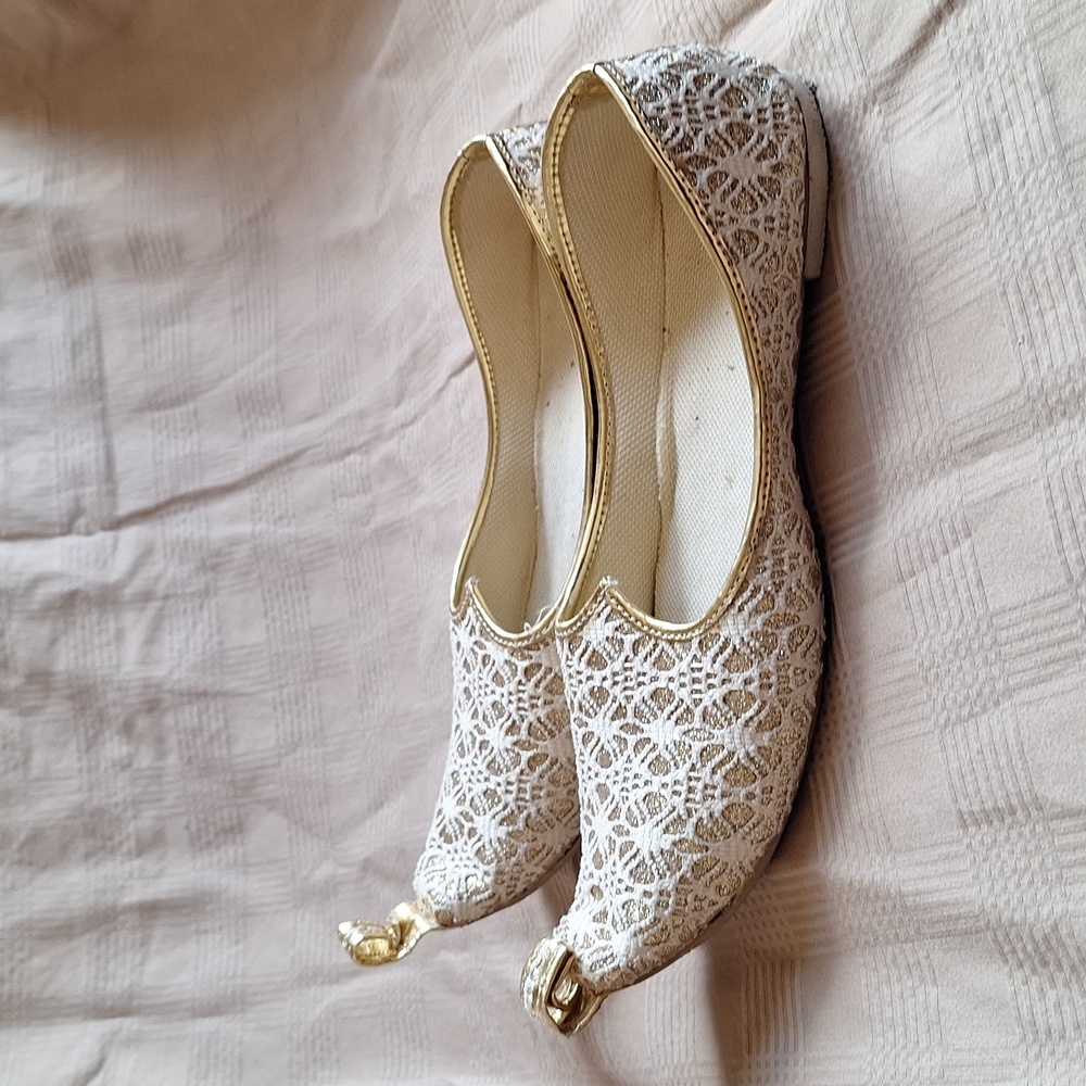 HANDMADE gold shimmer curl toed Indian flats, W 7.5